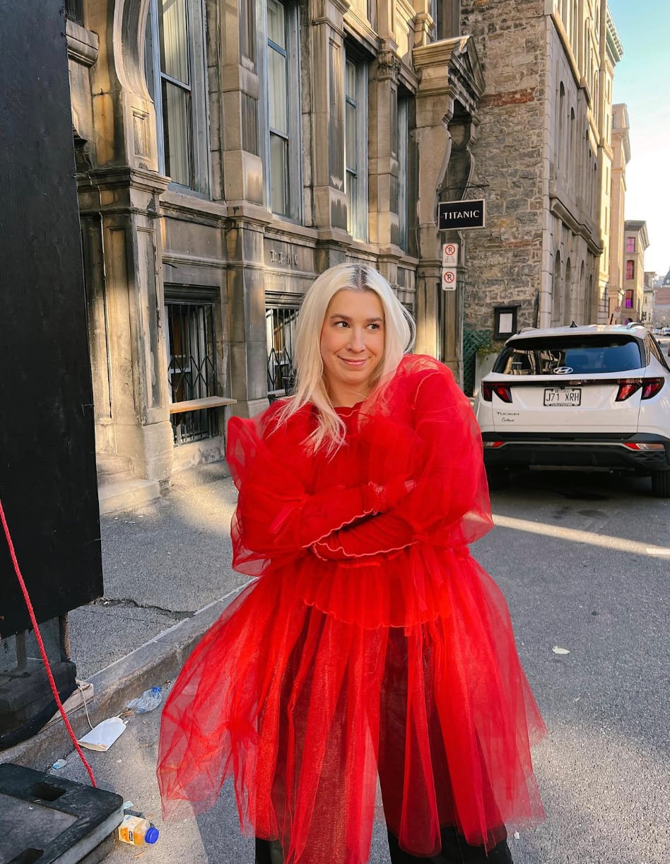 Marianne Plaisance ose une chevelure néon