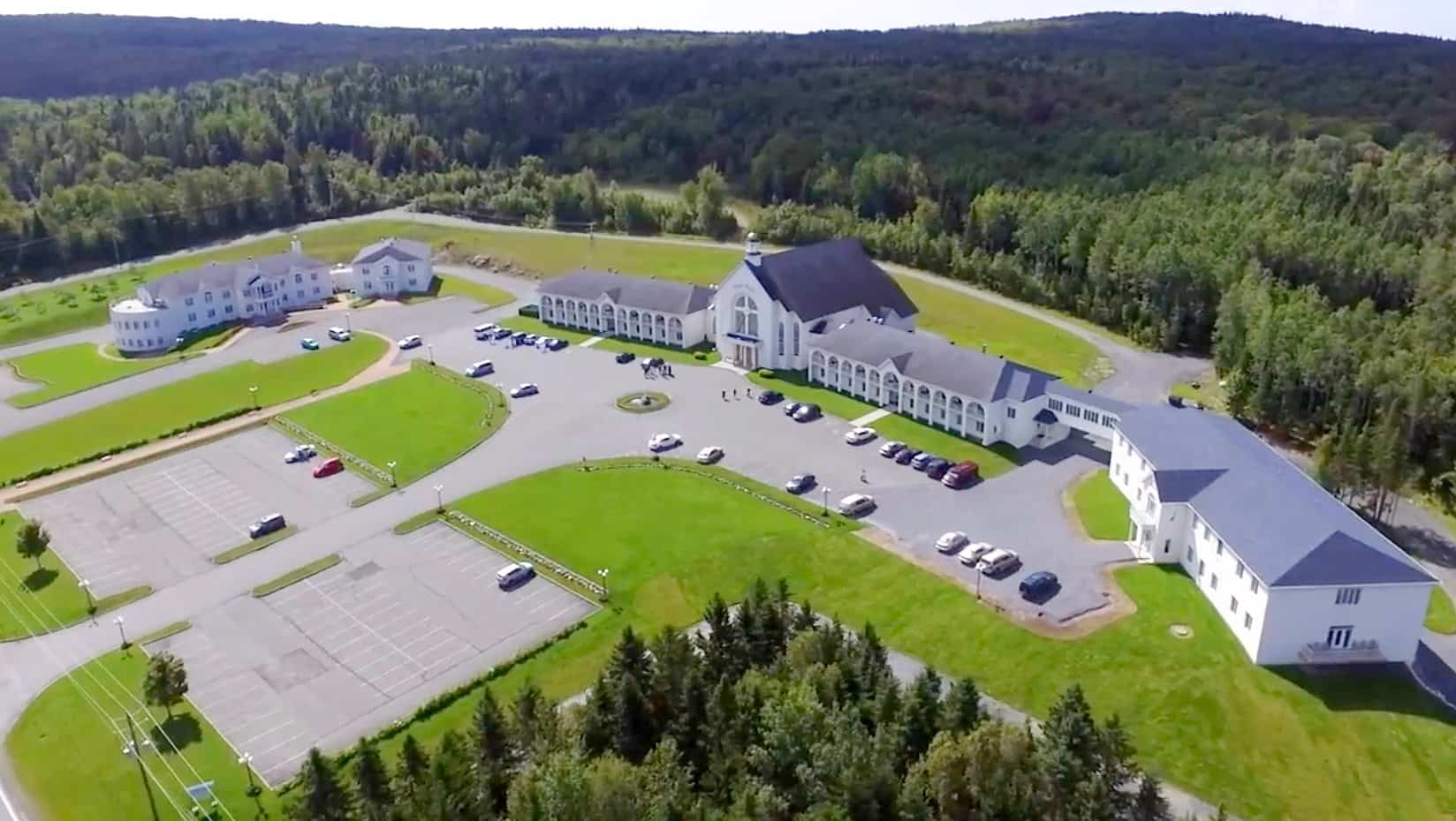 La maison mère de l’Armée de Marie est située sur un imposant terrain de Lac-Etchemin. Selon le groupe religieux, quelques centaines de fidèles s’y réunissent chaque semaine.