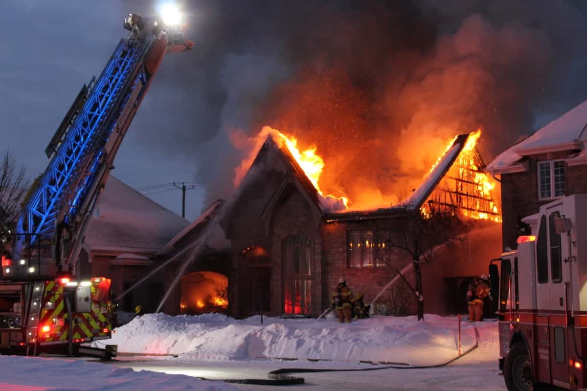 Une maison ravag&eacute;e par les flammes &agrave; Repentigny
