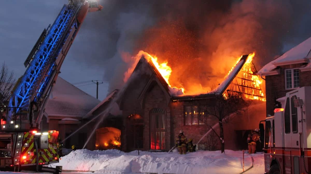 Une maison ravagée par les flammes à Repentigny