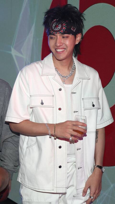 FILES-US-CHINA-ENTERTAINMENT-CELEBRITY-MEDIA-GENDER