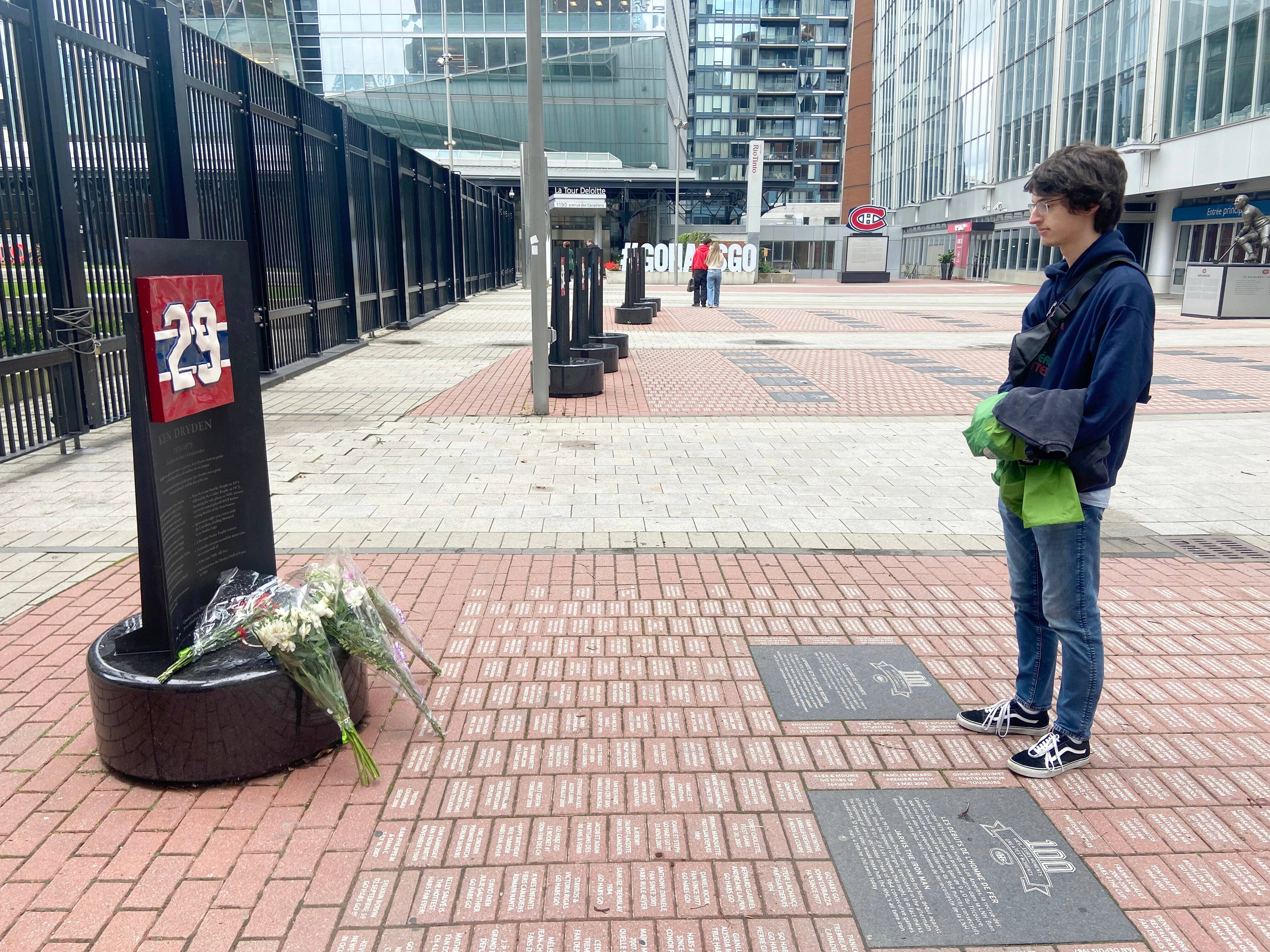 Des adeptes de hockey ont fait un p&egrave;lerinage jusqu'au Centre Bell pour rendre hommage &agrave; Ken Dryden