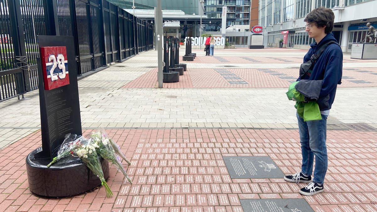 Des adeptes de hockey ont fait un pèlerinage jusqu'au Centre Bell pour rendre hommage à Ken Dryden
