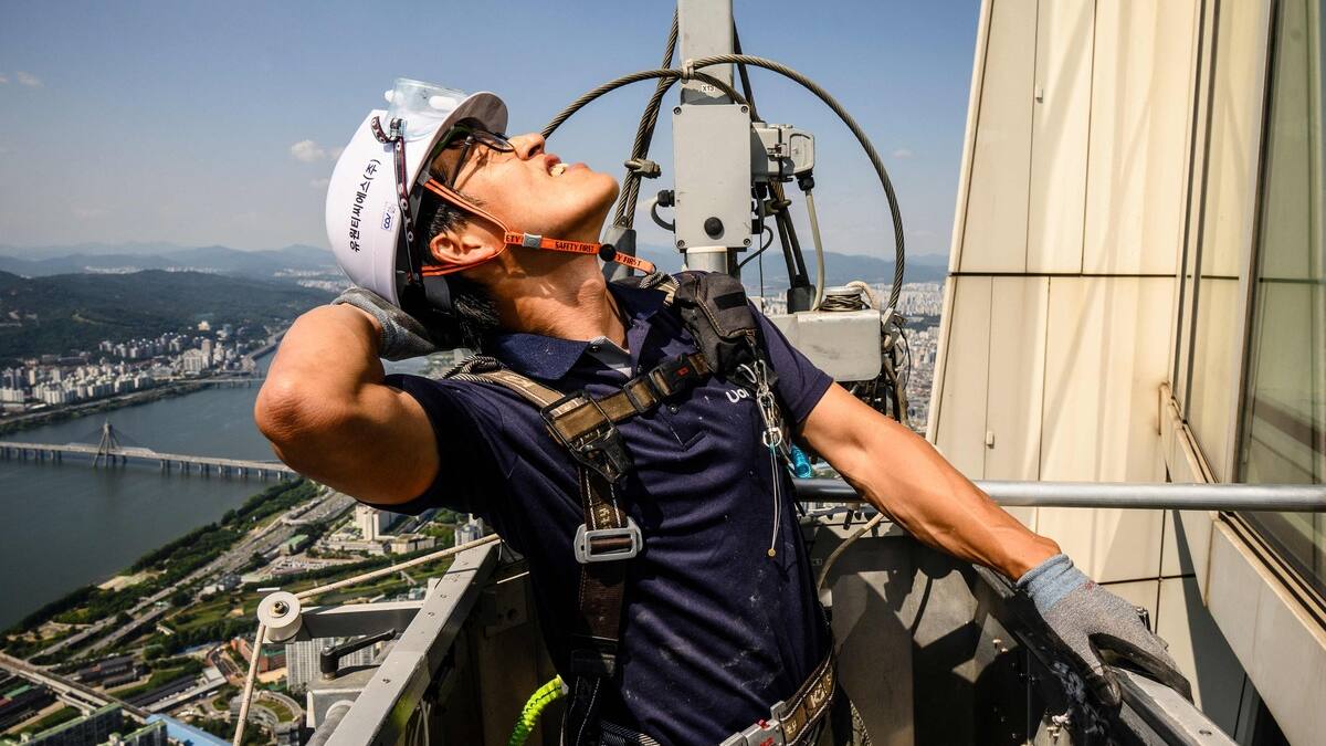 PHOTOS | Un laveur de vitres du plus grand gratte-ciel de Corée affronte quotidiennement sa peur du vide