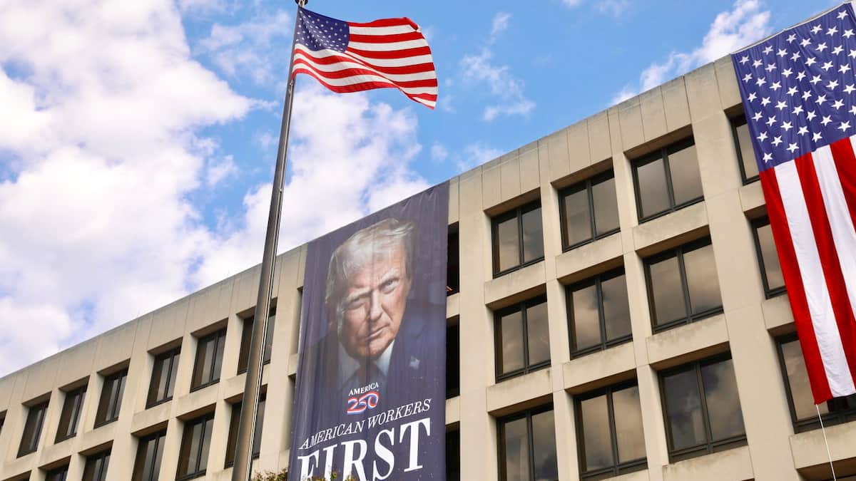 Portraits Surdimensionnés De Trump: Des Fonds Publics Pour De La «p...