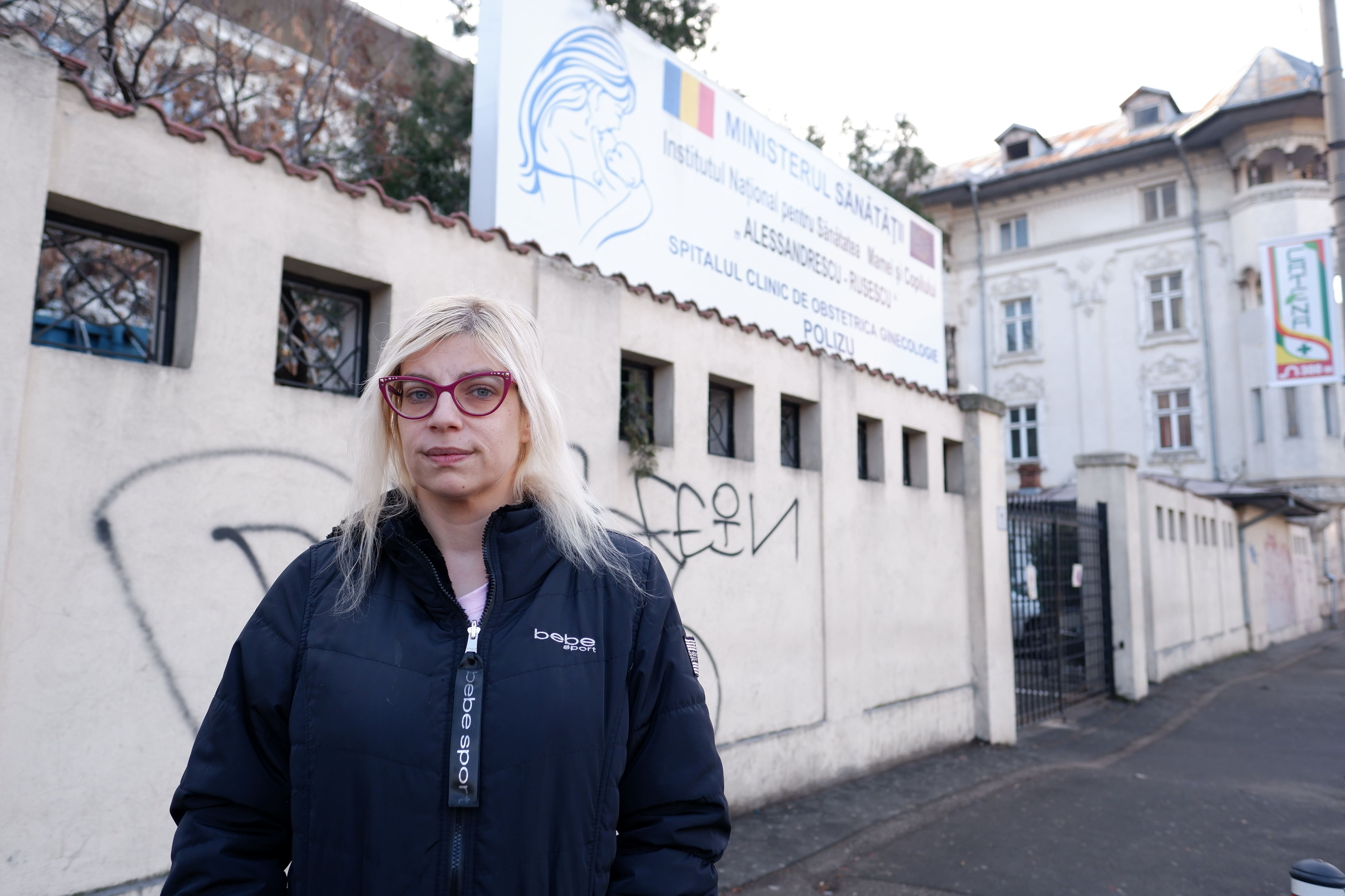 Adriana Calin durante su primer viaje a Rumanía mientras la seguían los periodistas Clara Loiseau y Félix Séguin.