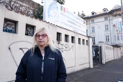 Adriana Calin durante su primer viaje a Rumanía mientras la seguían los periodistas Clara Loiseau y Félix Séguin.