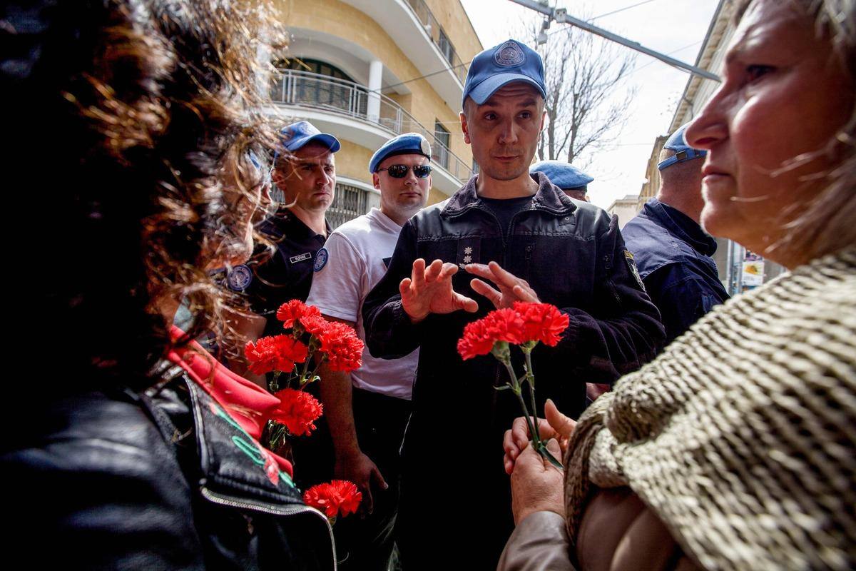 Le virus suscite de rares solidarités entre voisins ennemis JDM