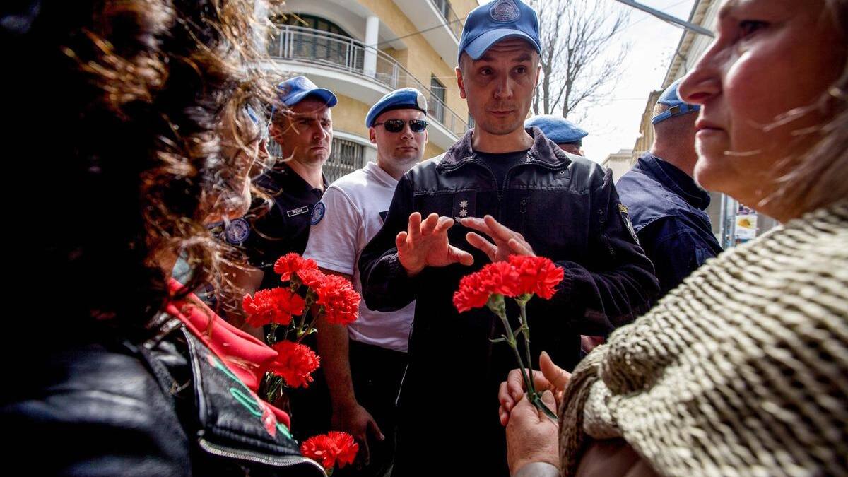 Le virus suscite de rares solidarités entre voisins ennemis JDM