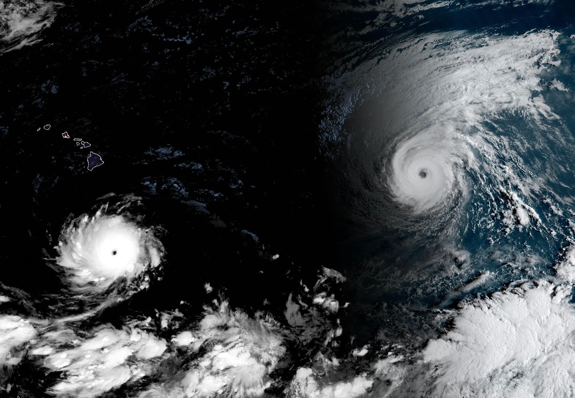 Hawaï retient son souffle: l'ouragan Lowell pourrait passer près de ses côtes