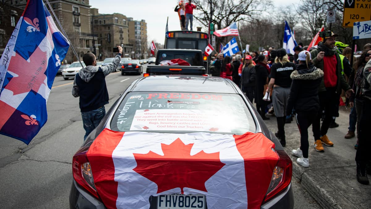 Des dizaines de manifestants pour le convoi à Montréal