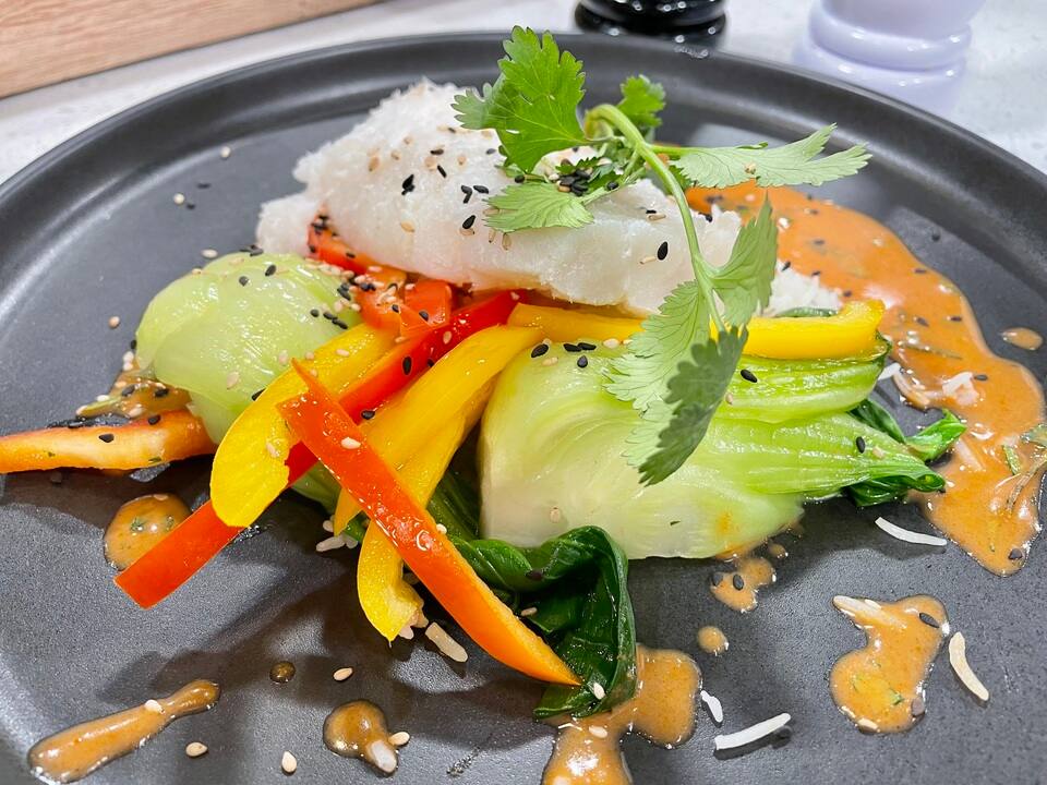 Image principale de l'article Morue pochée au vin blanc avec une sauce thaïe
