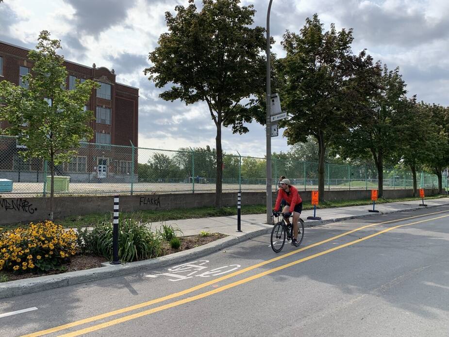 Malgré le panneau de détour aux abords de la 6e Avenue, des cyclistes s'aventuraient quand même sur la piste cyclable du Réseau express vélo (REV) sur la rue de Bellechasse le 16 septembre, face à l'école Nesbitt dans Rosemont, à Montréal.