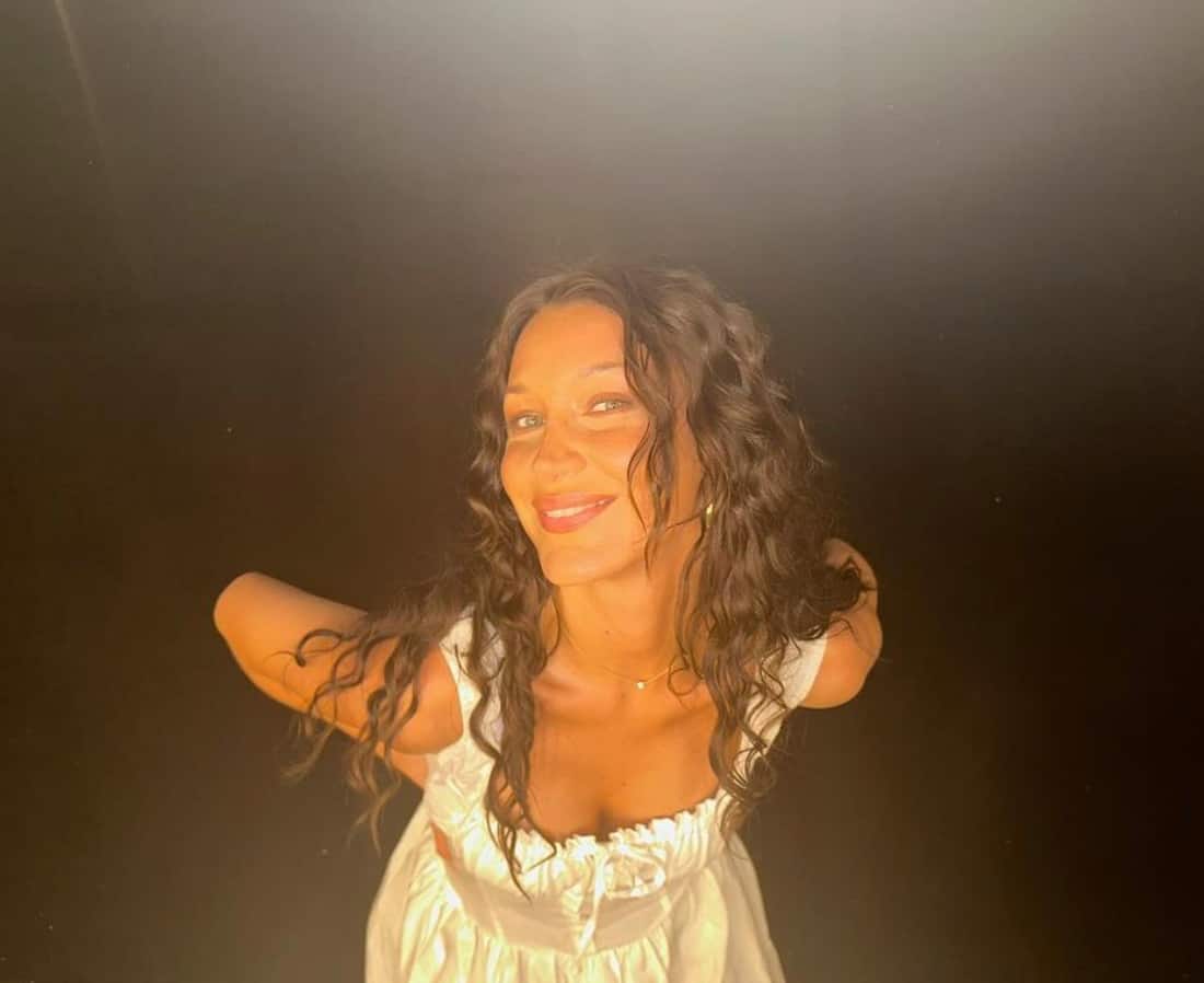 Bella Hadid recouvre sa silhouette d’une affiche