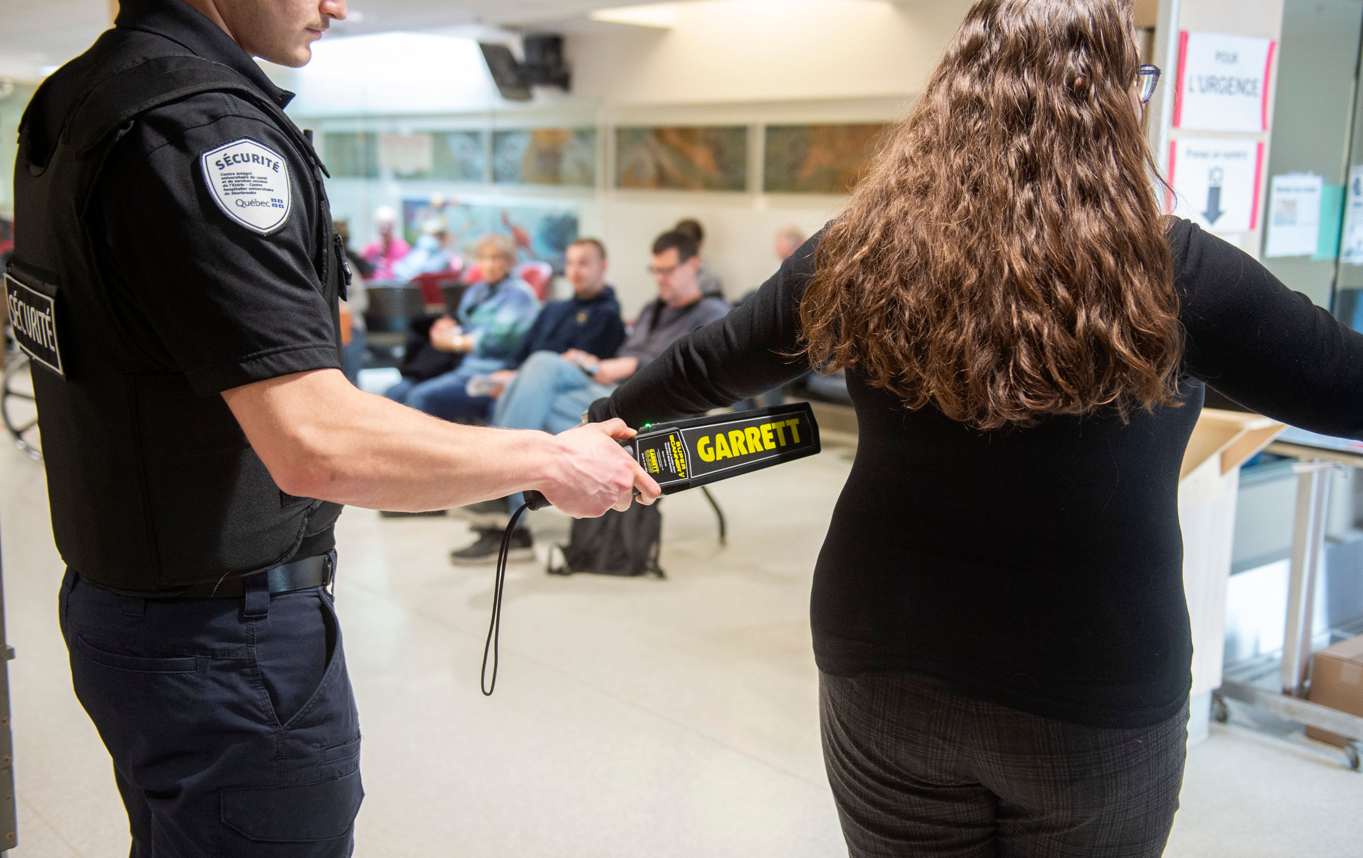 Couteaux, fusils à plomb, marteaux: des dizaines d’armes saisies dans les hôpitaux