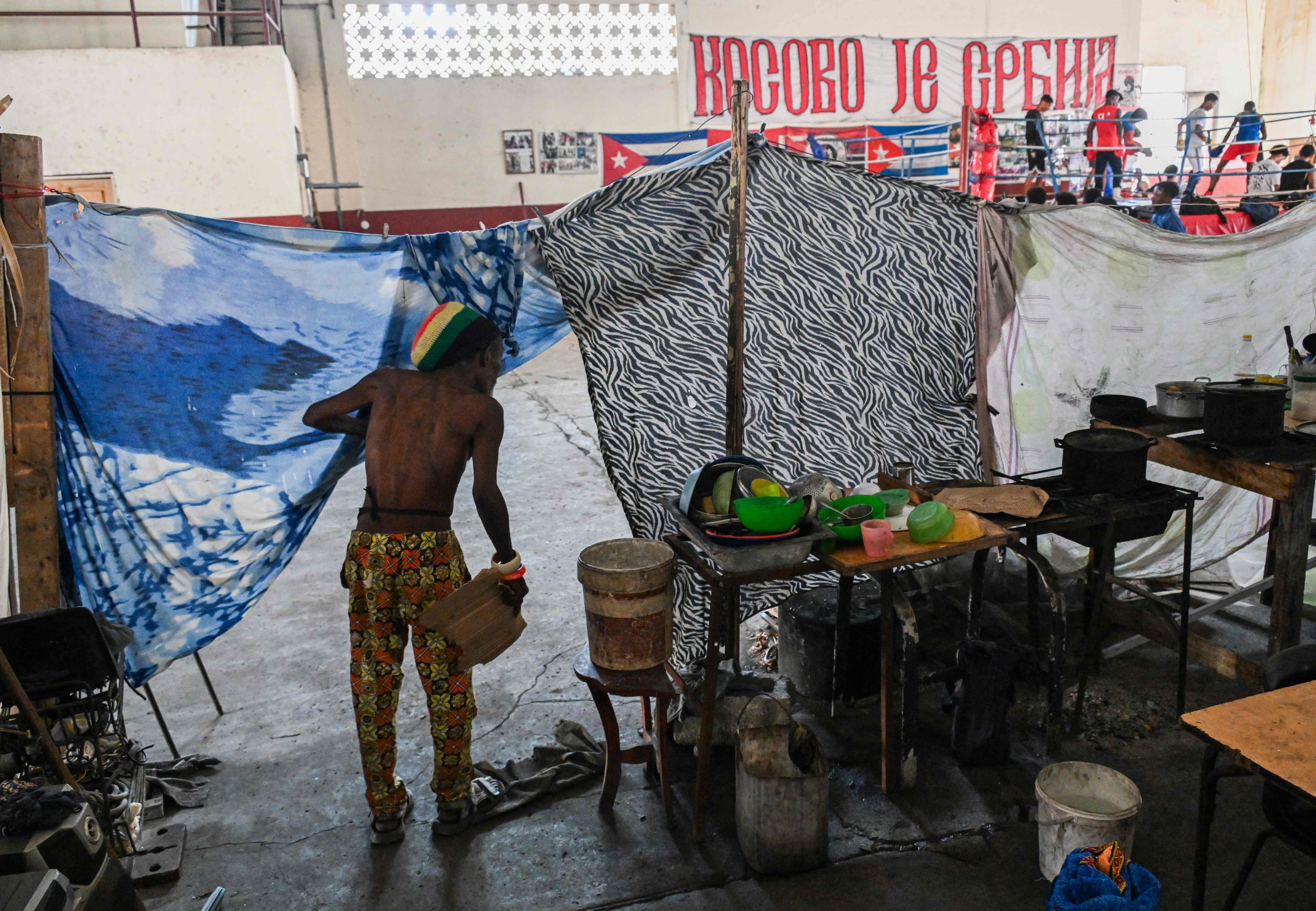 La salle de boxe Jesus Montané, dans le quartier de la Vieille Havane, est devenue un abri permanent pour des Cubains qui ont perdu leur logement à la suite de l’effondrement de leur immeuble.