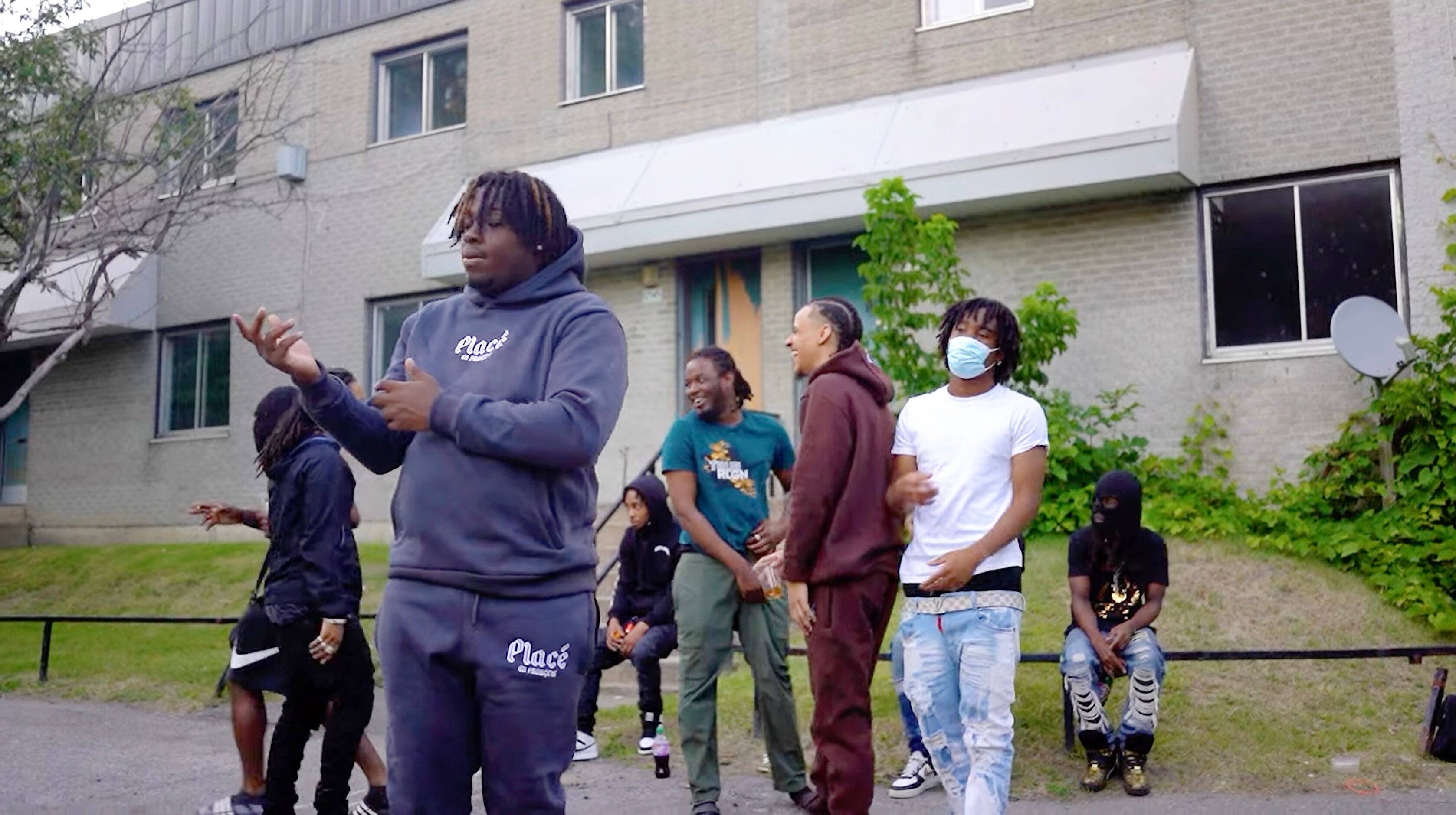 Kensley Nazer a été figurant dans un clip de rap parland de gang et de violence tourné en 2022 à Montréal. On le voit ici au centre. À d'autres moments on le voit avec une arme à feu, qui lui a valu la prison. Capture d'écran Youtube