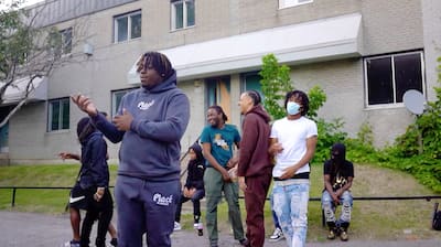 Kensley Nazer a été figurant dans un clip de rap parland de gang et de violence tourné en 2022 à Montréal. On le voit ici au centre. À d'autres moments on le voit avec une arme à feu, qui lui a valu la prison. Capture d'écran Youtube