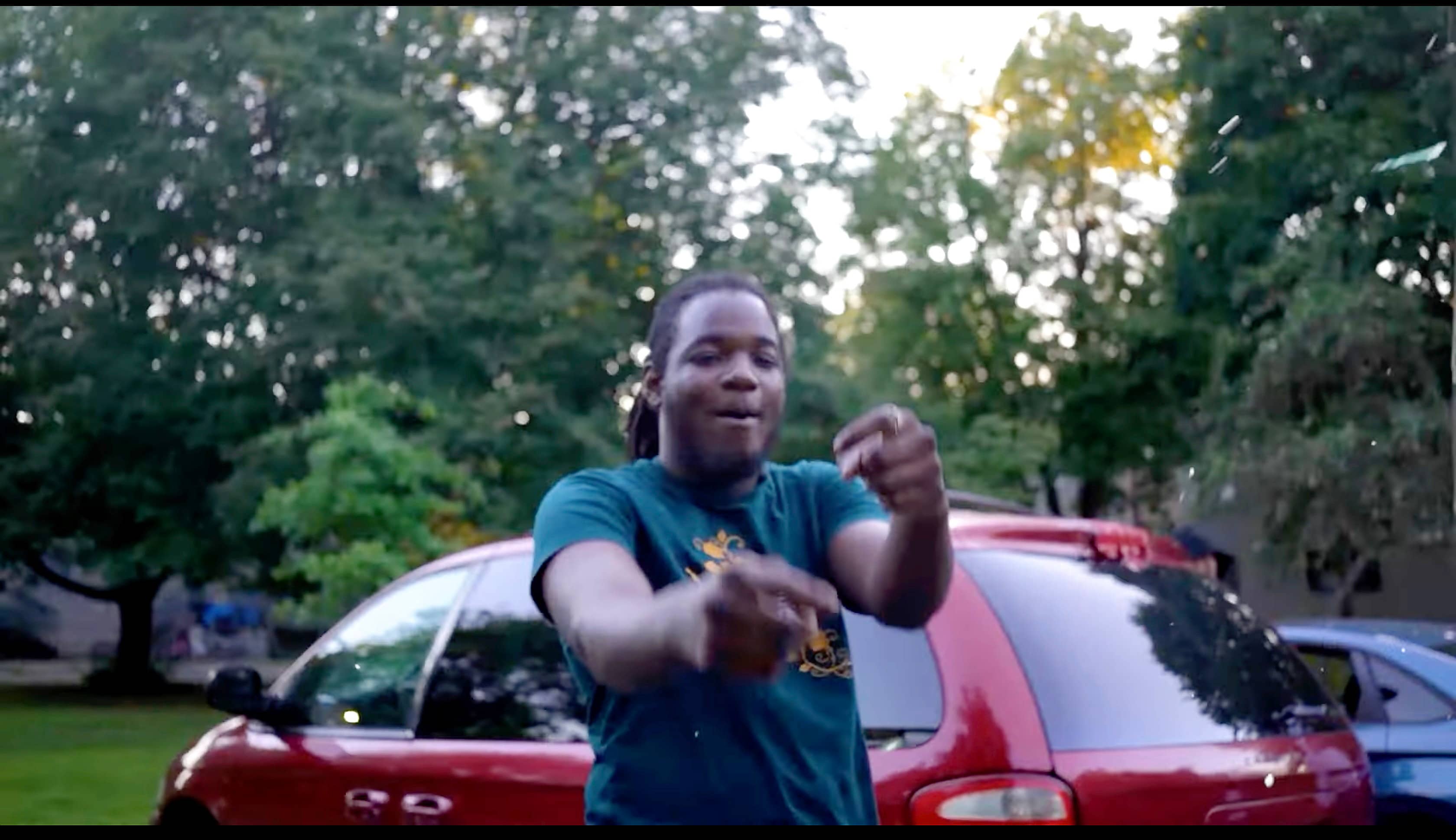 Un figurant qui manipulait une arme à feu dans un clip de rap amateur écope  de prison | JDM