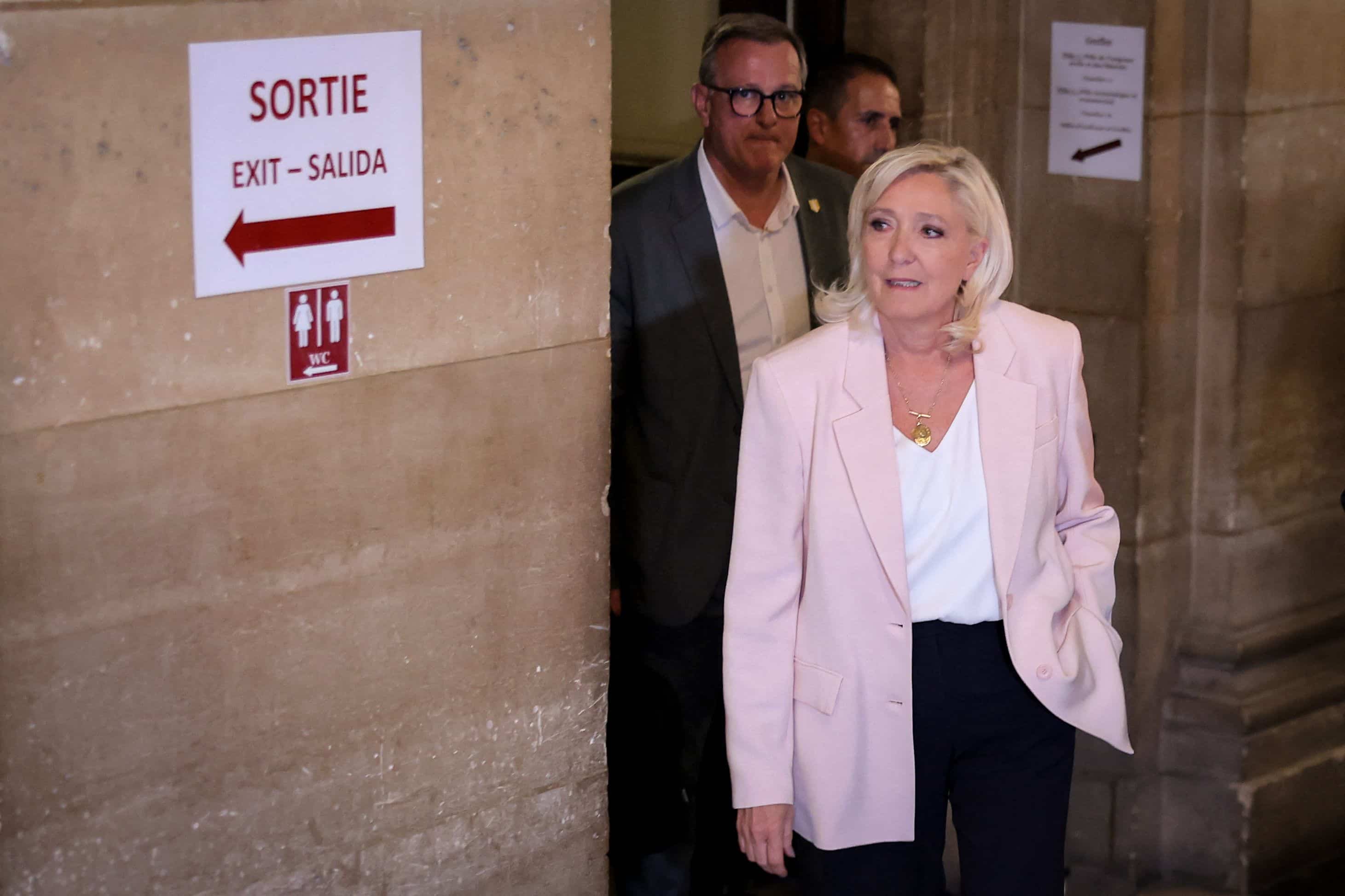 Sentenced to one year in prison under an electronic bracelet, Marine Le Pen will be a candidate in the presidential election