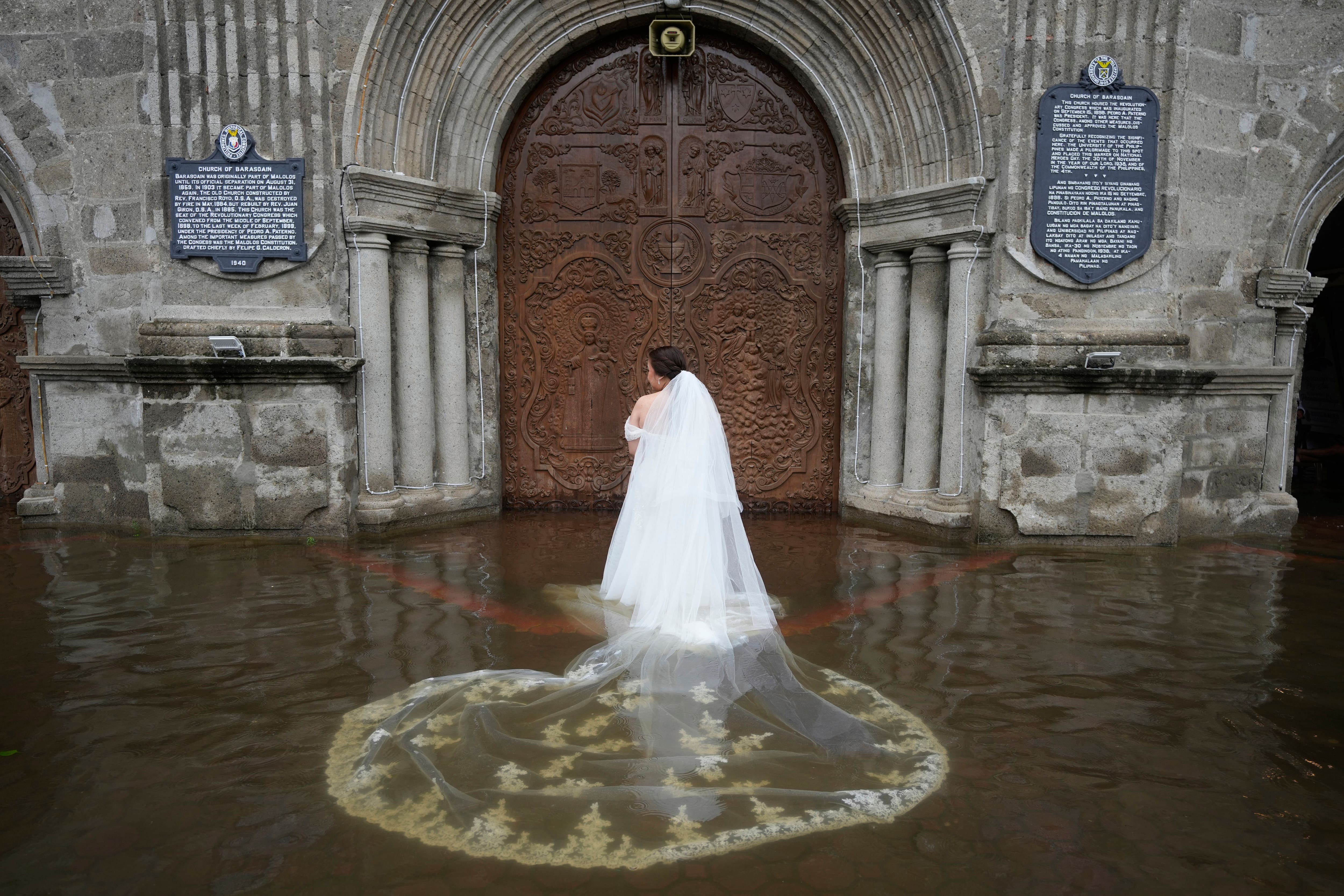  devaient-ils annuler leur mariage ou le célébrer
malgré tout ? Le couple a continué malgré la crue,
comme une ode à l’amour et à la résilience face à des
conditions météorologiques extrêmes. Située sur un
delta, la province de Bulacain est exposée à des
inondations de plus en plus fréquentes et graves,
causées par des systèmes de drainage vieillissants,
des projets de dragage, une surextraction des eaux
souterraines et le changement climatique.