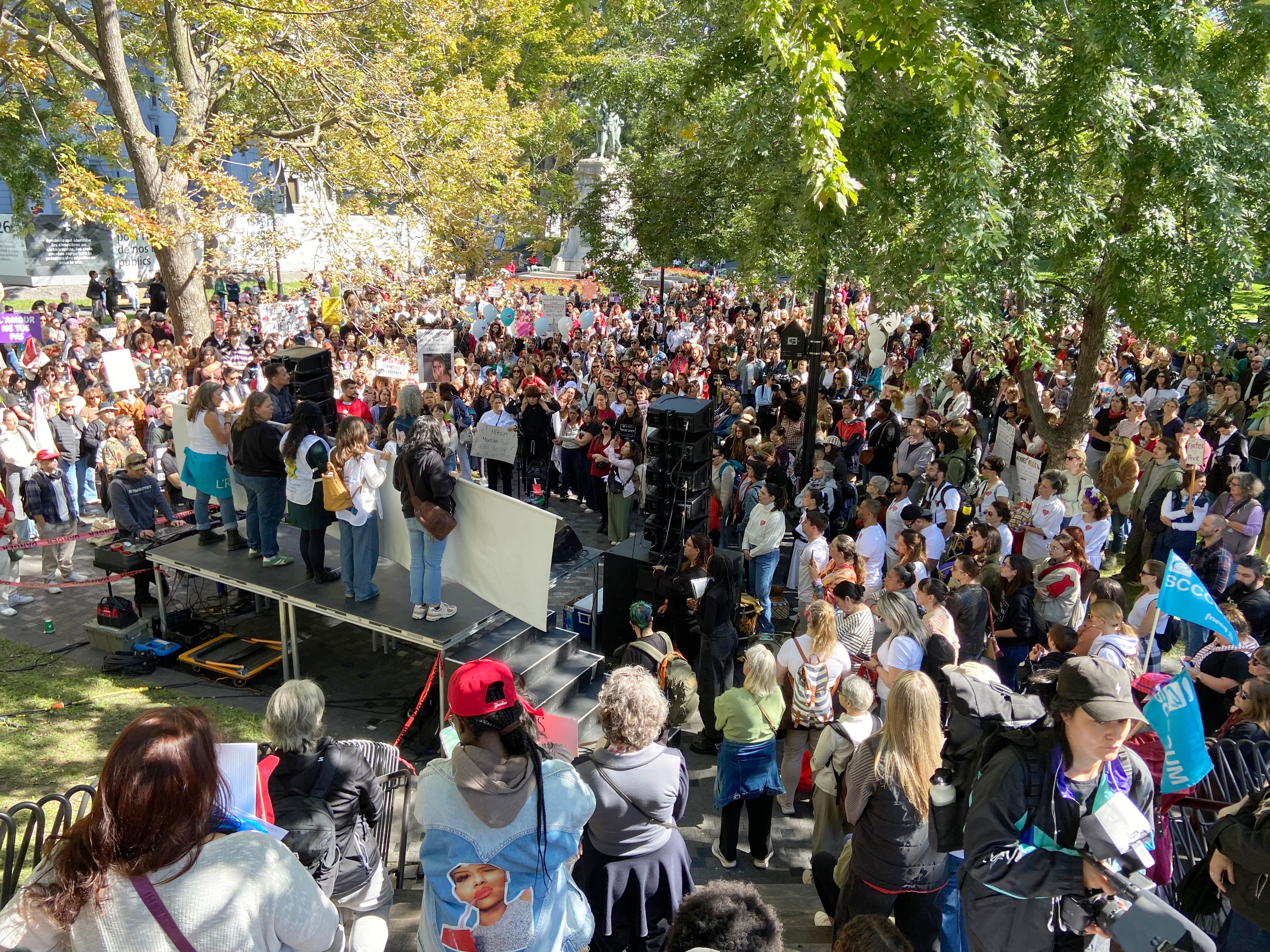 2000 manifestantes en colère que la violence faite aux femmes soit écartée de la campagne