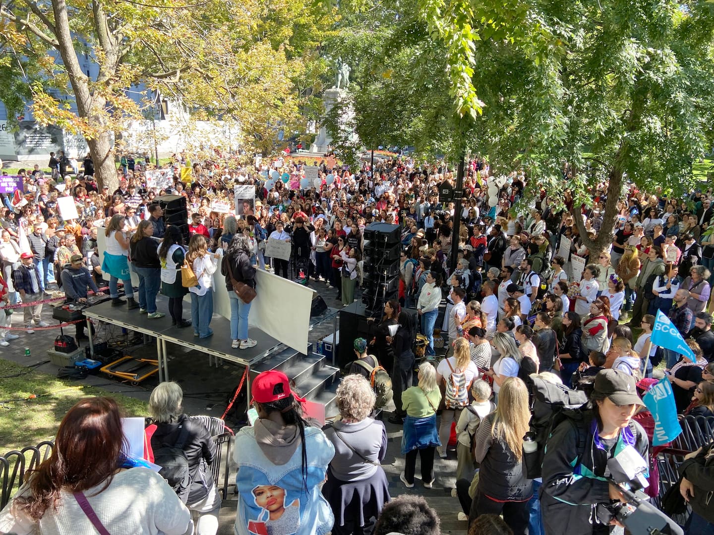 Près de deux mille personnes manifestent à Montréal pour inclure la violence conjugale