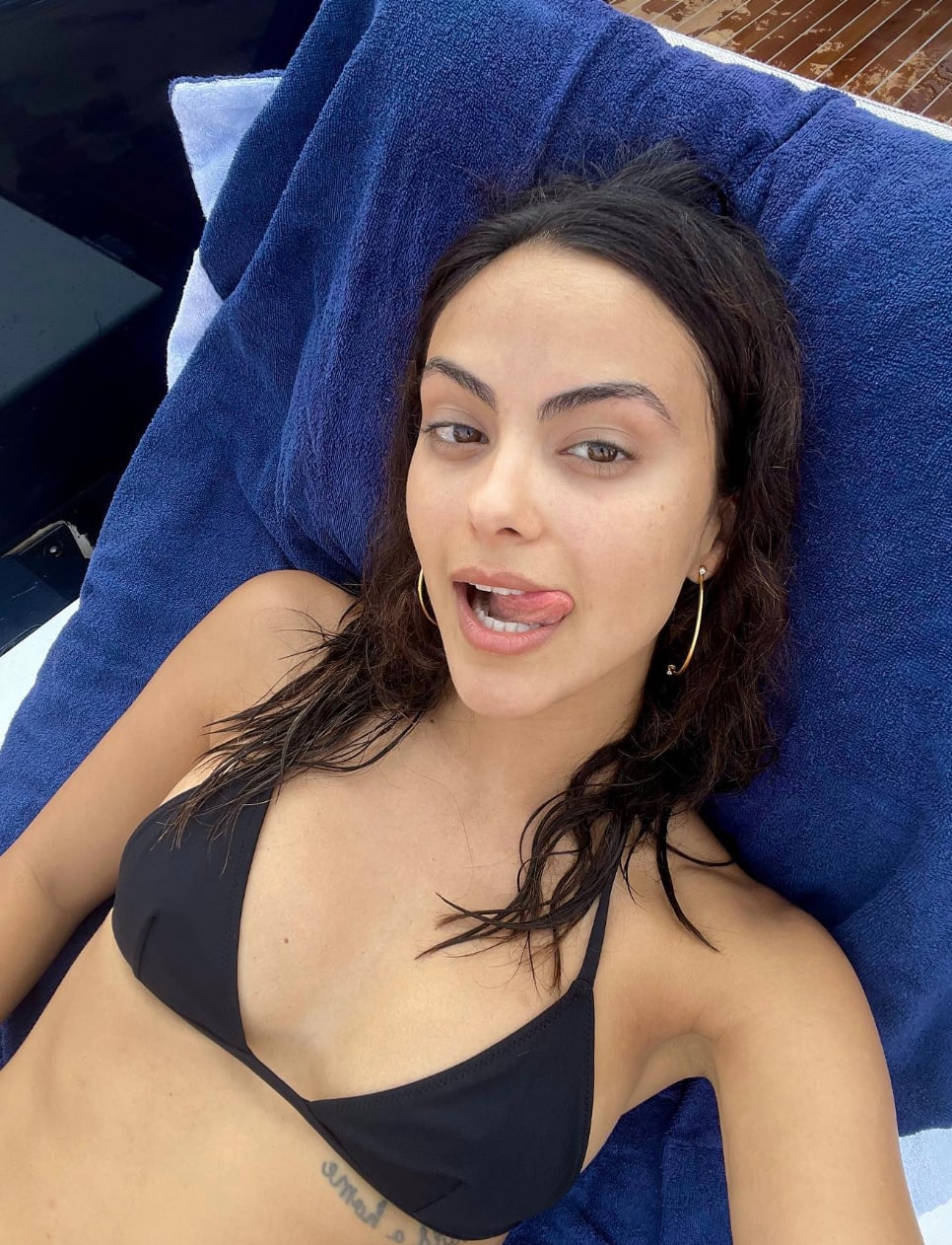 Camila Mendes prend un selfie sans le haut
