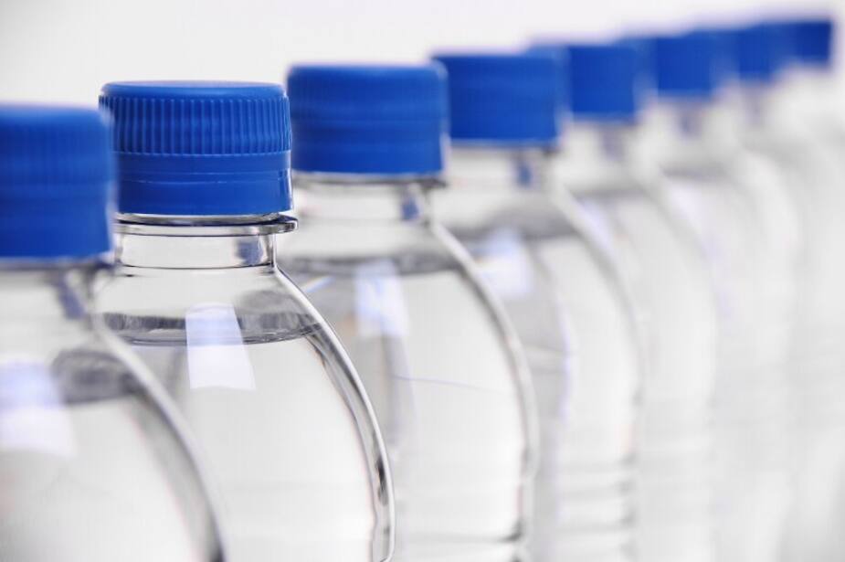 Image principale de l'article Elle achète une PS5 et reçoit 2 bouteilles d’eau