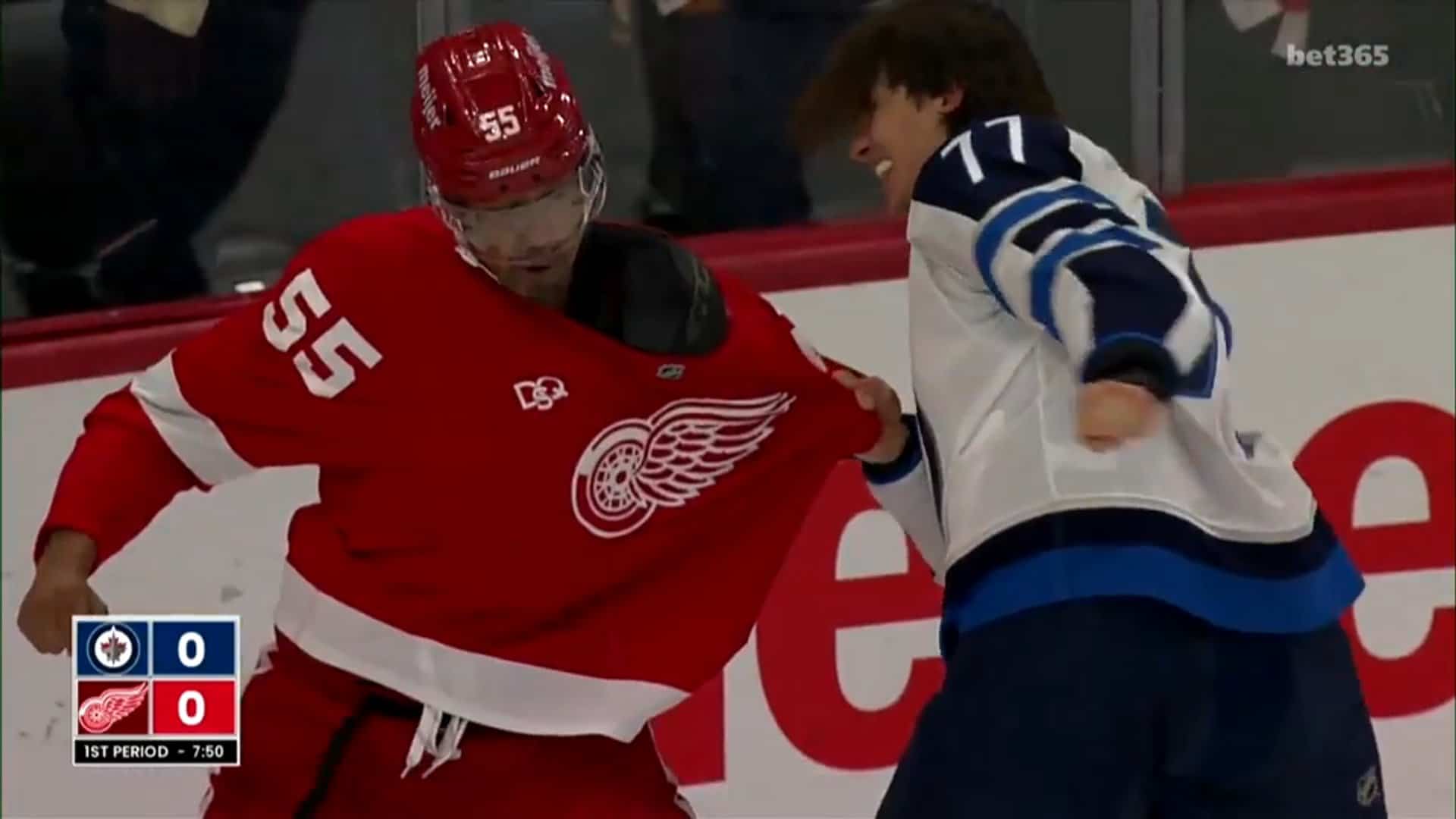 À VOIR : un défenseur recrue passe le K.-O. à Keegan Kolesar