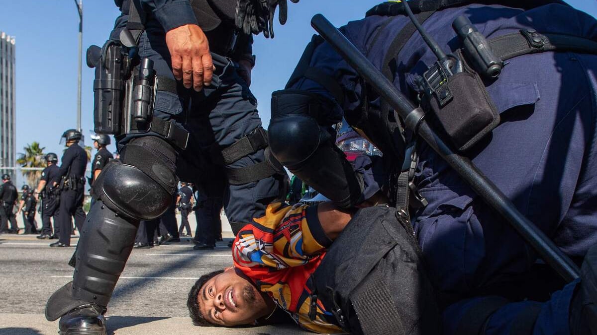 Des arrestations à Los Angeles sous couvre-feu, la Garde nationale au Texas