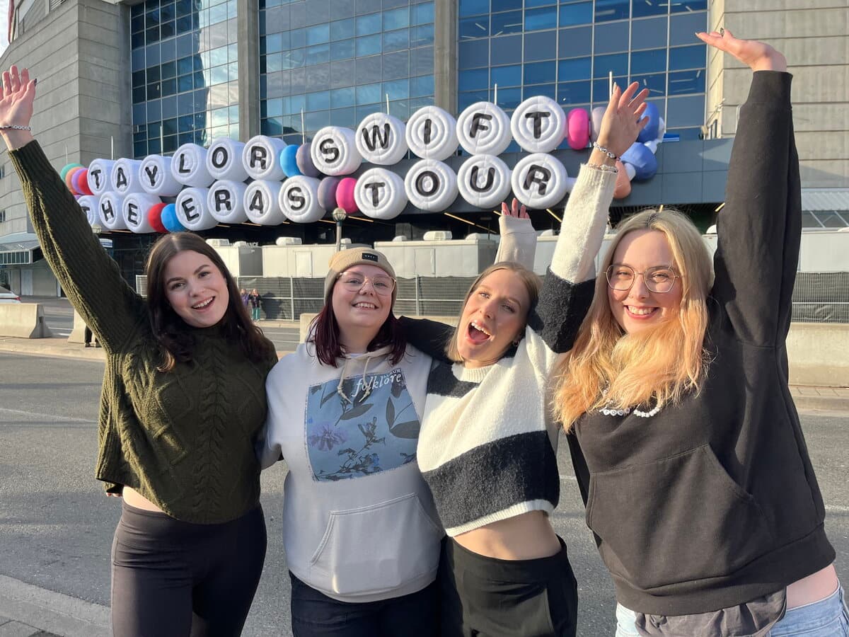 &laquo;Le Journal&raquo; &agrave; Toronto: les Swifties du Qu&eacute;bec d&eacute;barquent
