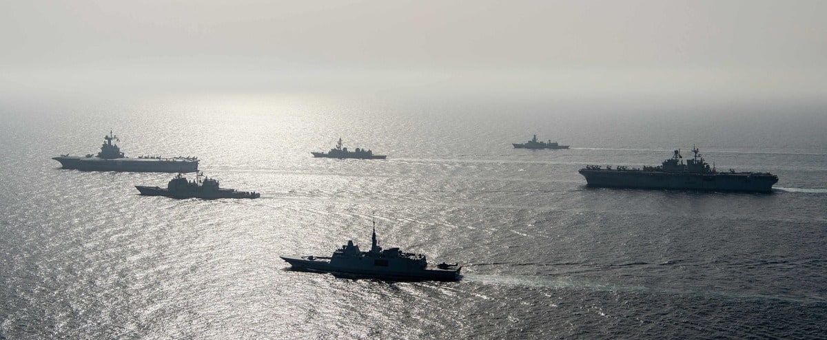 Navi da guerra cinesi e statunitensi nello Stretto di Taiwan Navi da guerra cinesi e statunitensi nello Stretto di Taiwan
