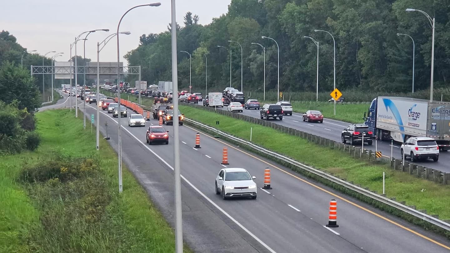 Une voie de l'autoroute 640 fermée par erreur durant l'heure de pointe