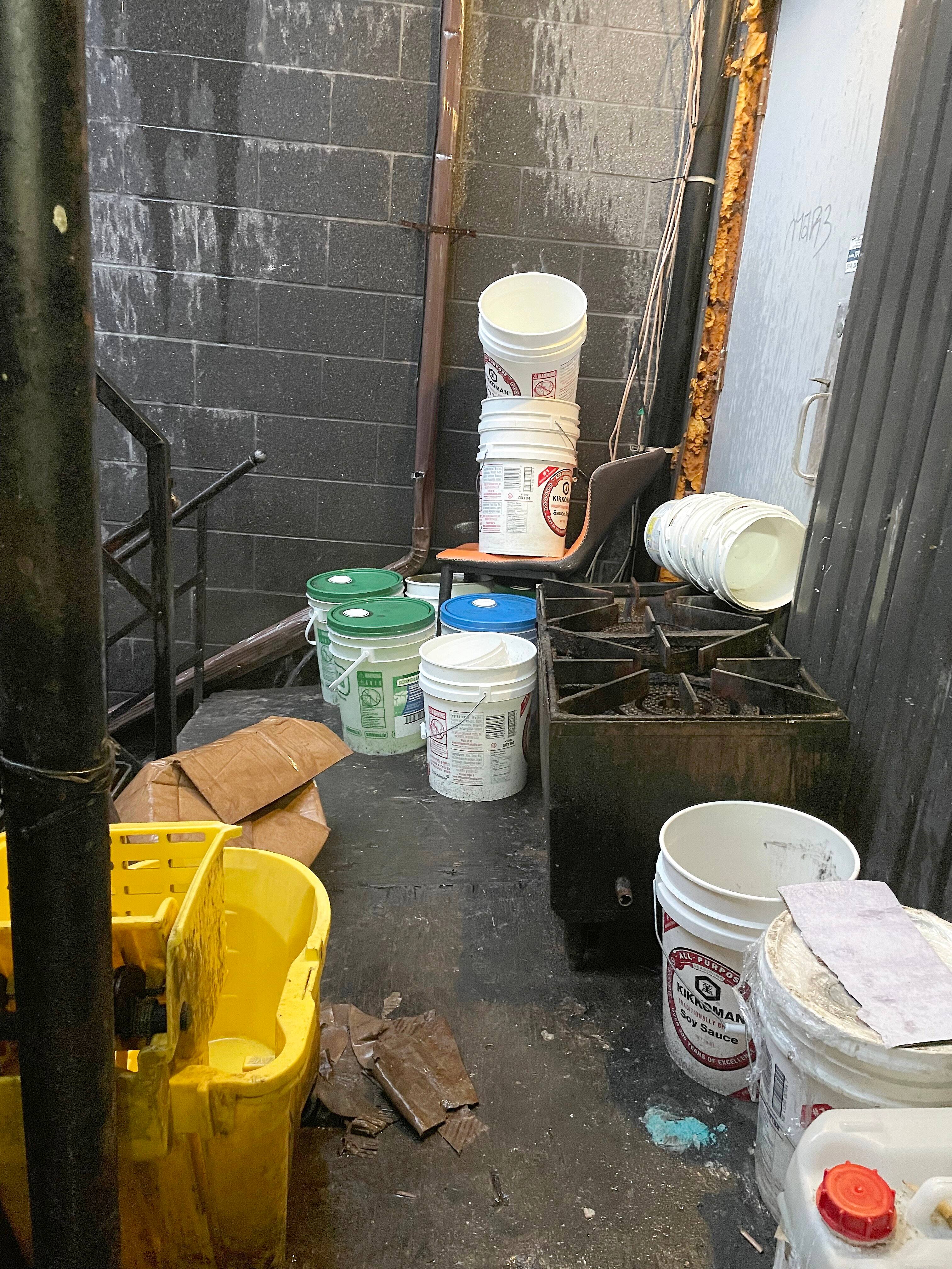 El jefe de la sección de prevención, Kevin Francoeur, y otros dos agentes notaron que el arma de fuego en un restaurante no funcionaba en Crescent Street.