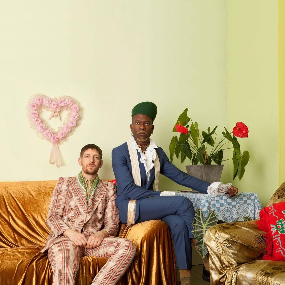 Les musiciens Pierre Kwenders et Clément Bazin proposent un tout nouvel EP intitulé «Classe Tendresse», disponible dès le 23 octobre.
