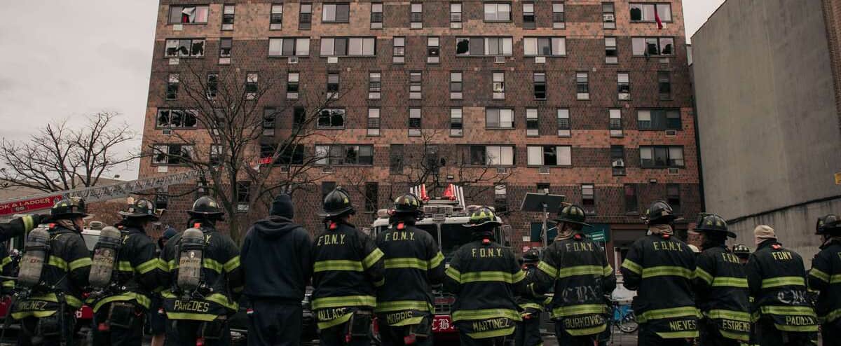 PHOTOS | Une vingtaine de morts dans un incendie à New York