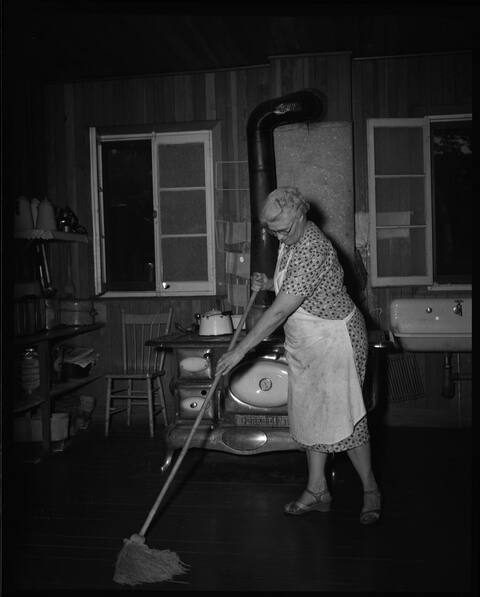 Ligue antituberculeuse du Québec à Sainte-Claire d'Assise, chemin des Quatre-Bourgeois, la femme au foyer, 1952.