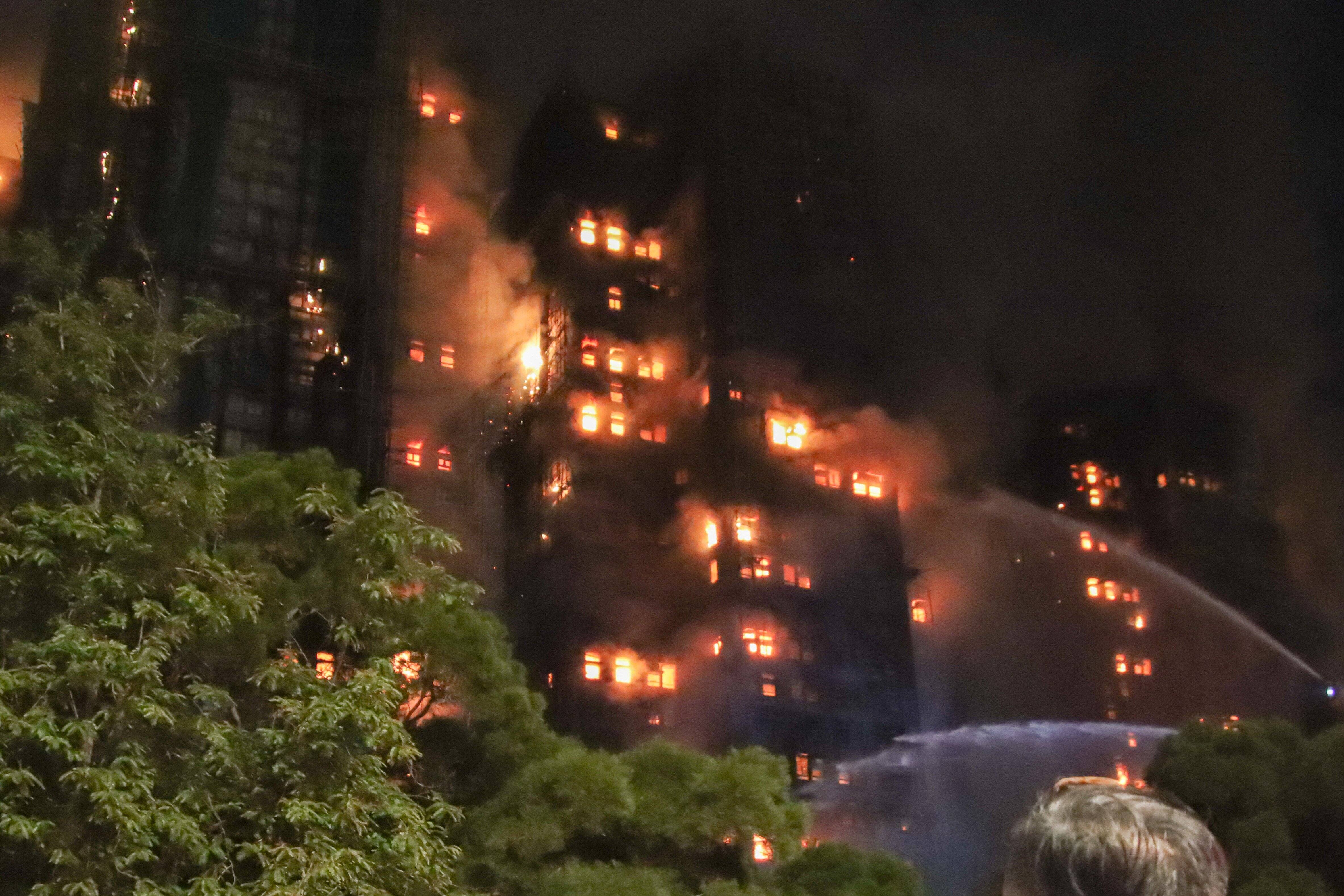 Hong Kong veut d&eacute;dommager 1736 propri&eacute;taires d'appartements d&eacute;truits dans un incendie meurtrier