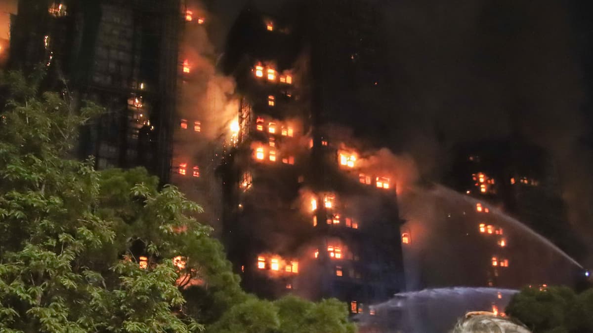 Hong Kong veut dédommager 1736 propriétaires d'appartements détruits dans un incendie meurtrier
