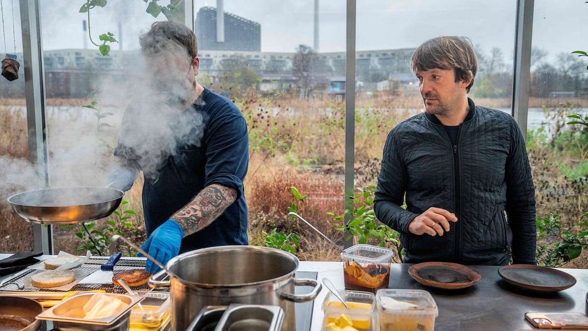 Coups de poing, fourchette à BBQ dans les jambes et humiliation publique: comment le chef étoilé du légendaire noma s’est retrouvé au cœur d’un scandale