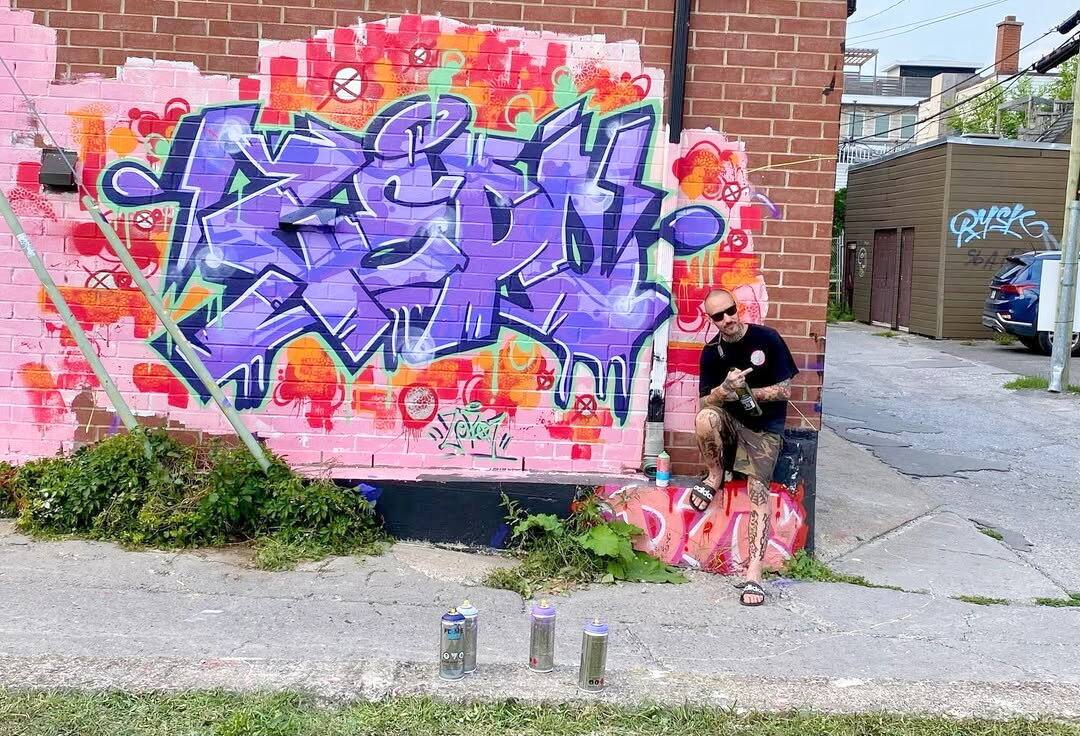 Fred Marinelli frente a una de sus obras en Montreal.