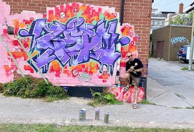 Fred Marinelli frente a una de sus obras en Montreal.