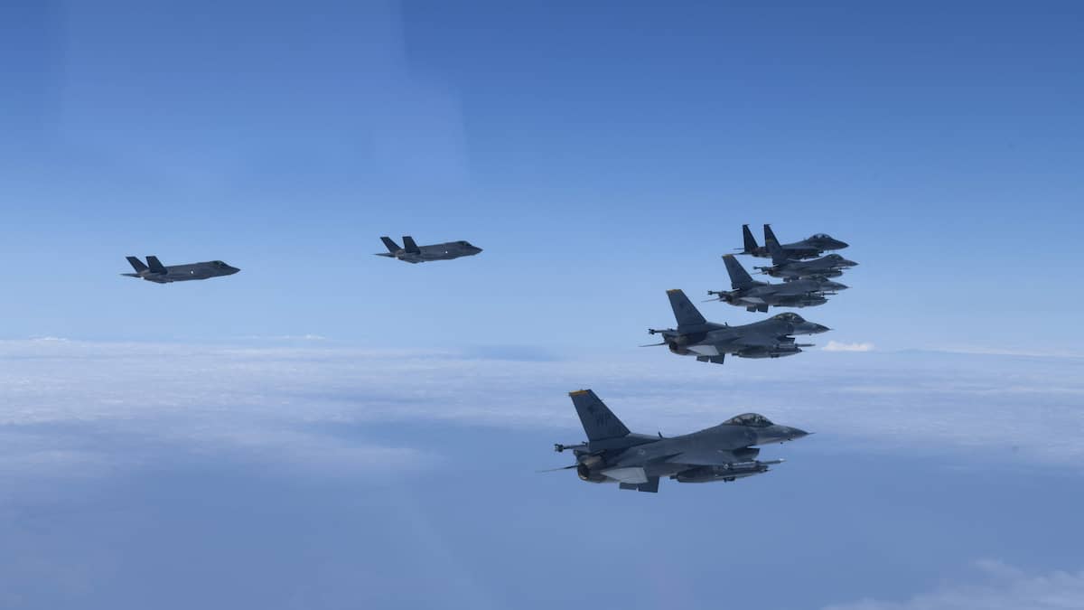 South Korea and the United States have flown warplanes since the Pyongyang missile attack South Korea and the United States have flown warplanes since the Pyongyang missile attack