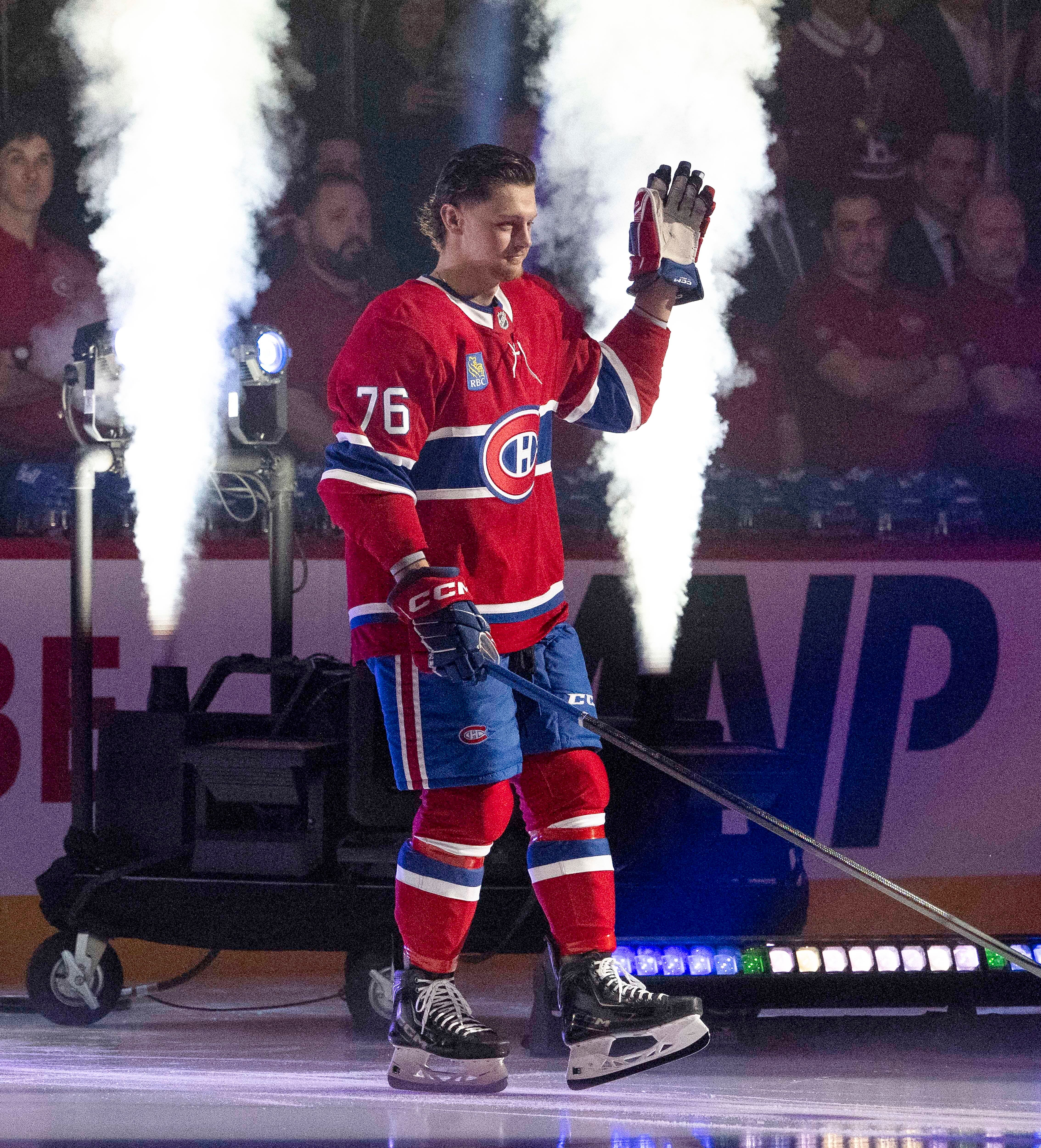 Les joueurs qu&eacute;b&eacute;cois du Canadien ont rendu hommage &agrave; Sir Path&eacute;tik, Loud et Bob Bissonnette lors du match d&rsquo;ouverture