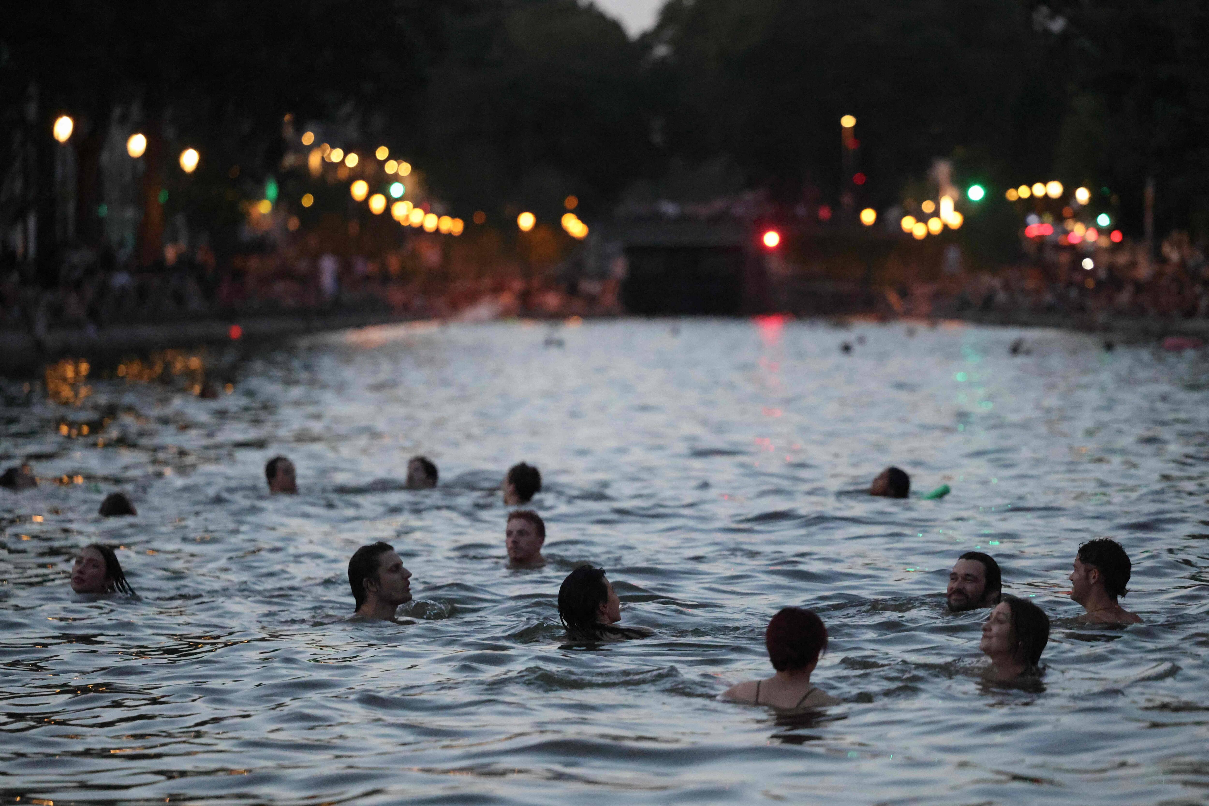 L’Église, les rayons de produits surgelés et le maillot en pleine rue à Paris pour survivre à la canicule