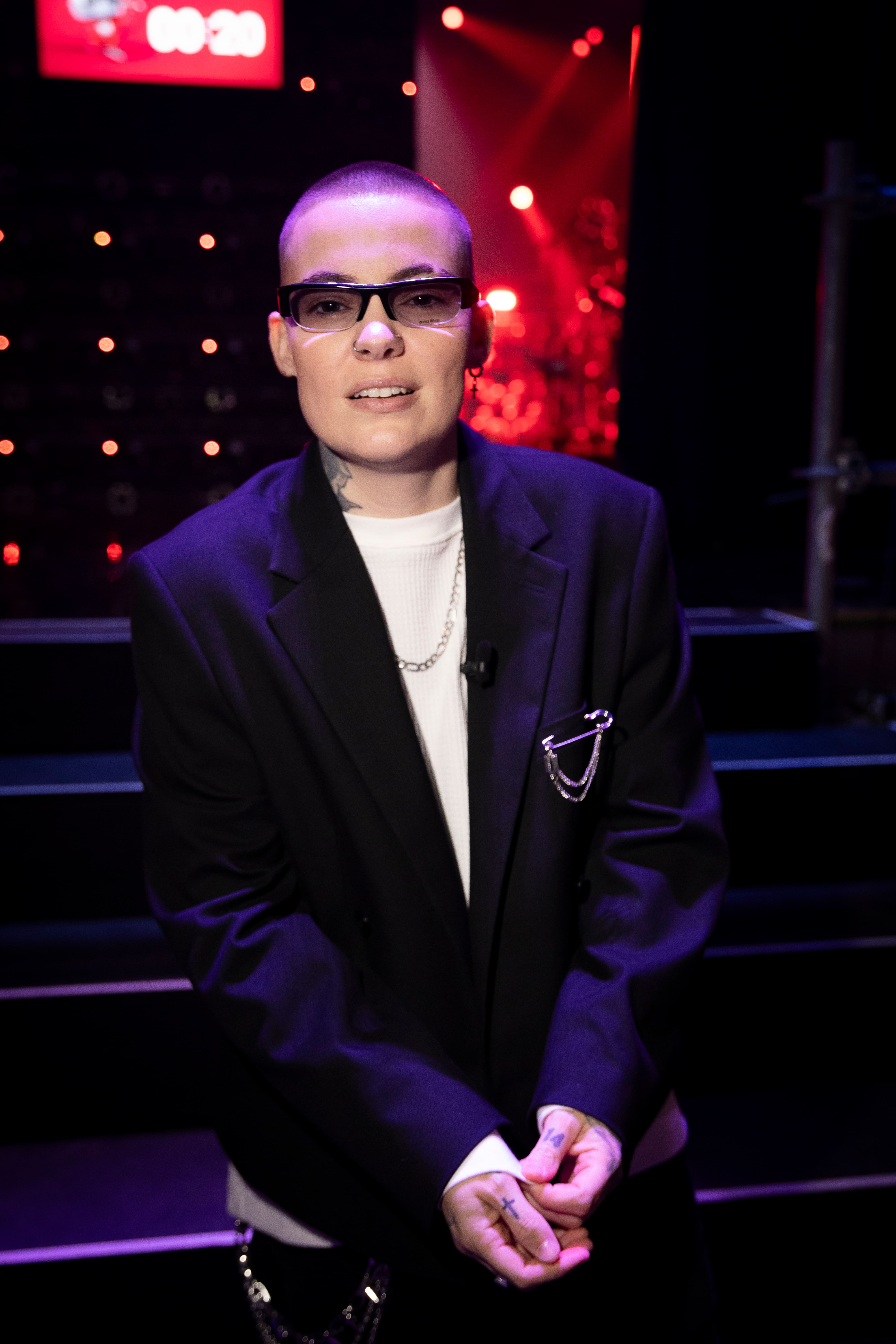 Roxane Bruneau “da prioridad al francés”, aunque optó por un coro en inglés e incluso tituló en su última pieza “Hold me close”.