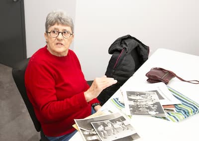 Kulons l'entrevue, Ginette Hatin a partagé plusieurs suvenīri, dont des photos en noir et blanc.