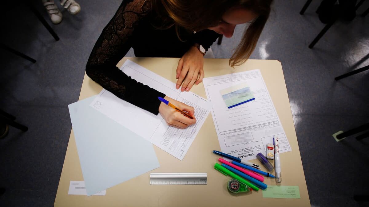 Un député et un chef de police arrêtés pour avoir aidé une ado à tricher à un examen