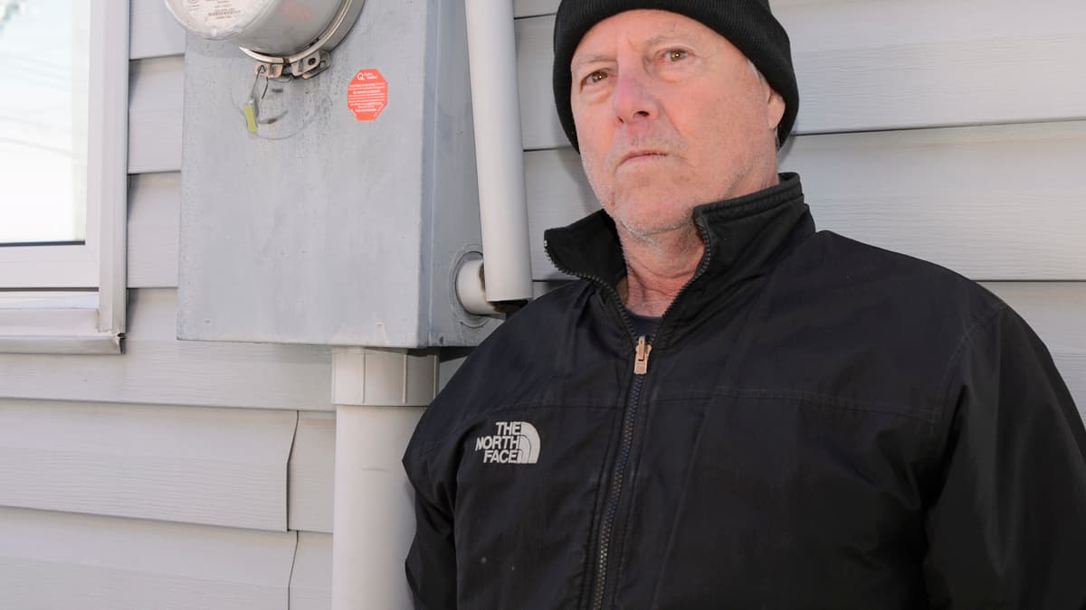 Projet d’enfouissement des fils abandonné: il vit avec une entrée électrique «temporaire» depuis près de trente ans